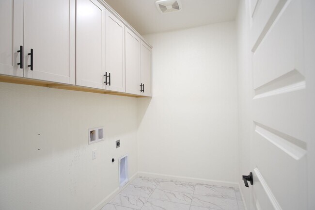 Building Photo - Stunning 4-bedroom 2.5 bathroom