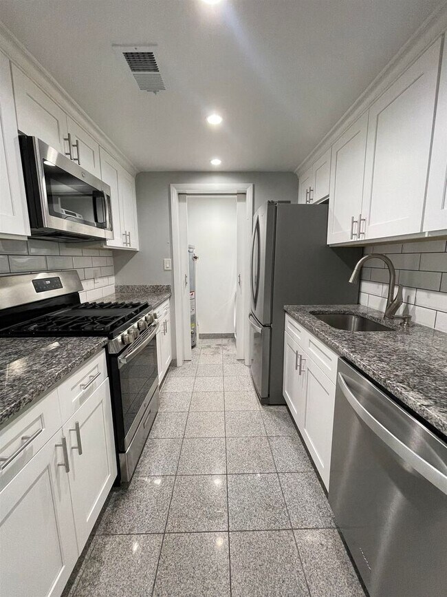 Primary Photo - 318 38th St