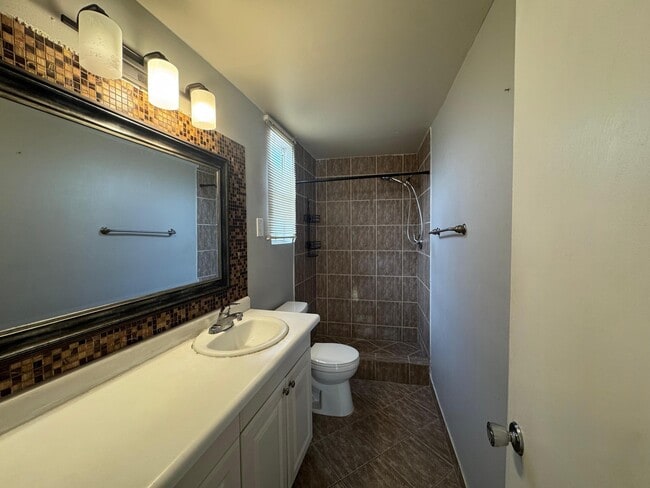 Building Photo - 1311 NE 42nd St