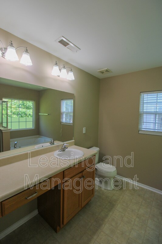 Building Photo - 8811 Kellum Dr