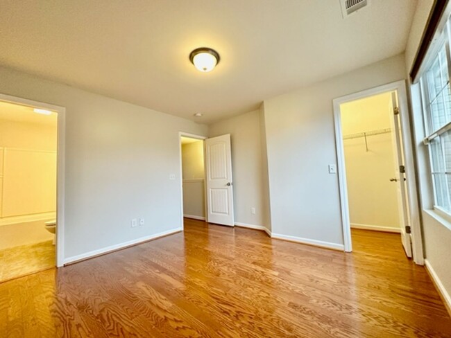 Building Photo - Excellent 2 Bedroom 2.5 Bath Townhouse in ...