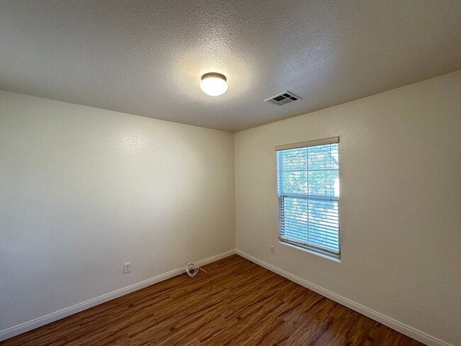 Building Photo - Huntington Village B