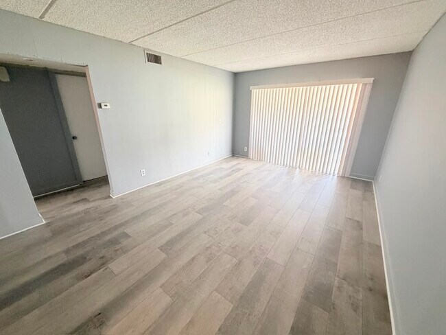Building Photo - 1501 Crescent Cir
