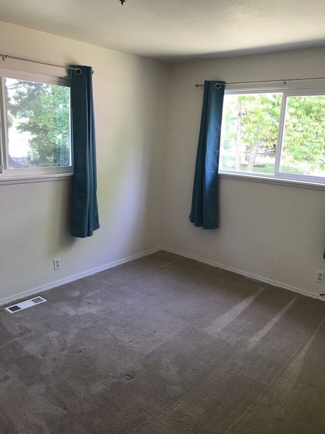 Building Photo - 3BED2BATH - YARD, GARAGE,