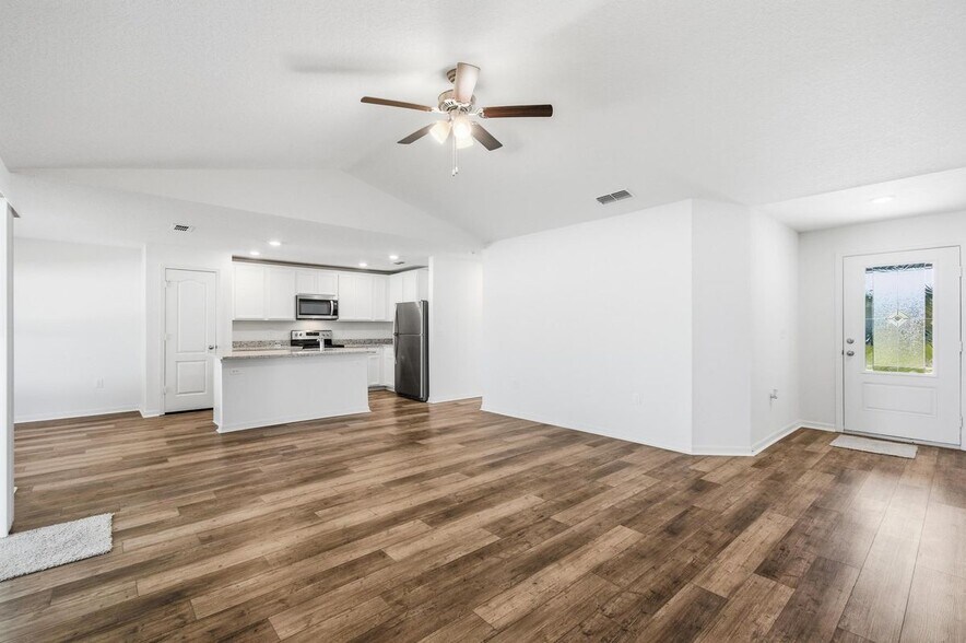 Building Photo - 15 Rivera Ln