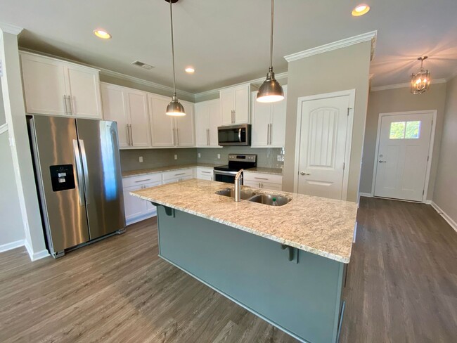 Building Photo - 3 bed/2.5 bath at end unit townhome in Ber...