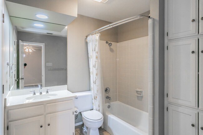 Building Photo - BEAUTIFUL and SPACIOUS Townhome in Ideal L...