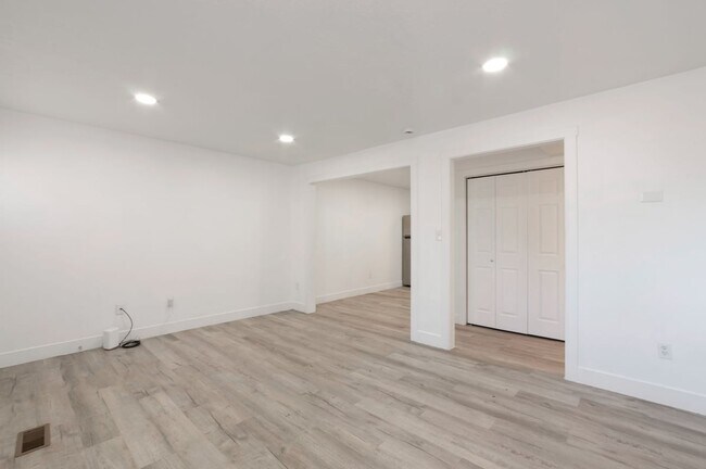 Building Photo - North Salt Lake 2 BD 1 BA - $500 Amazon Gift Card!! - $500.00 Security Deposit OAC -Brookside Lof...