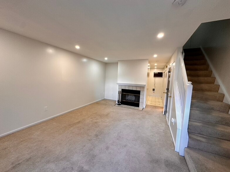 Building Photo - 585 Park Rd