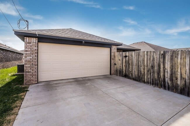 Building Photo - 4 BEDROOM!!! Located in River Road