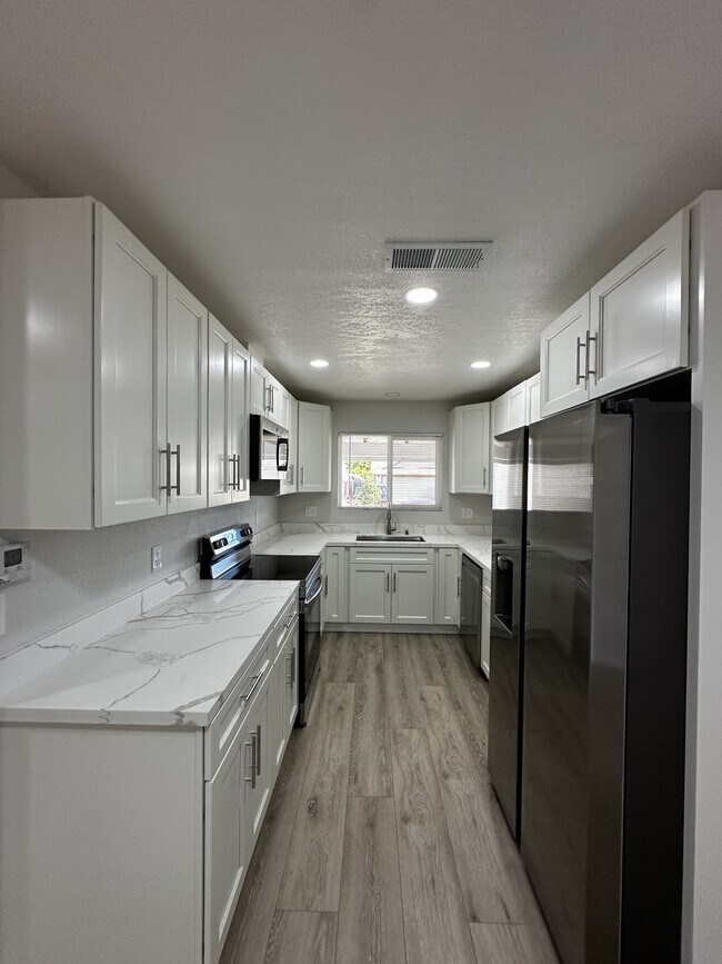 Building Photo - 3221 San Carlos Way