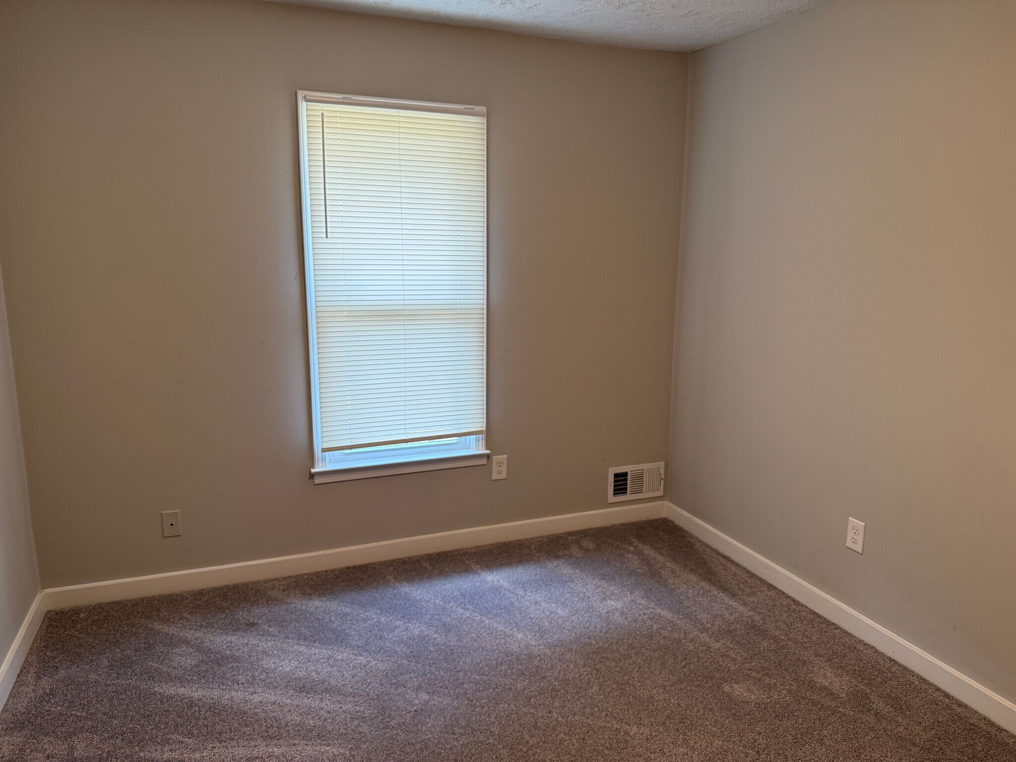 Living area - 1071 Oakland Ave SE