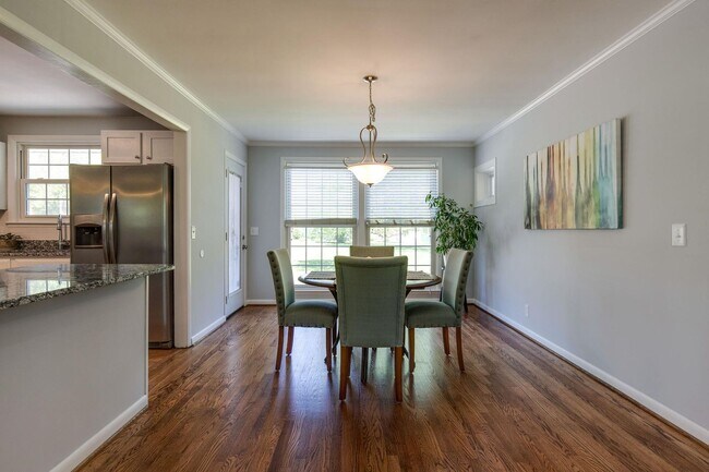 Building Photo - $2500/mo A newly remodeled 3 bedroom 2.5 B...