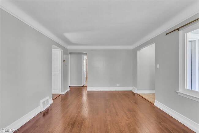 Building Photo - 5535 Oakwood Ave