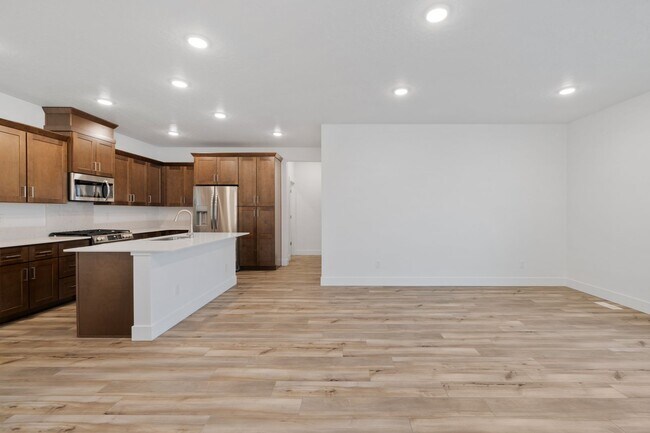 Building Photo - Move-In Ready Elegance - 4 Bedrooms! Pet Fridley!