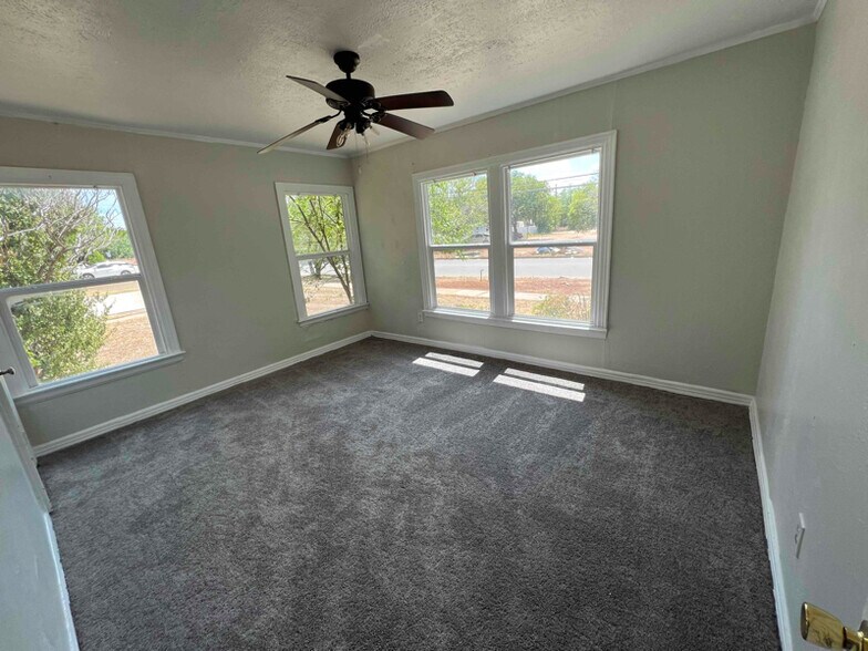 Building Photo - 310 College Dr