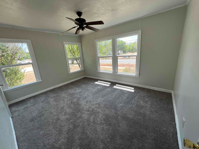 Building Photo - 310 College Dr