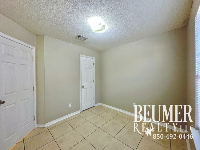 Building Photo - Charming 3br 2 bath Located 4 miles from NAS Back Gate