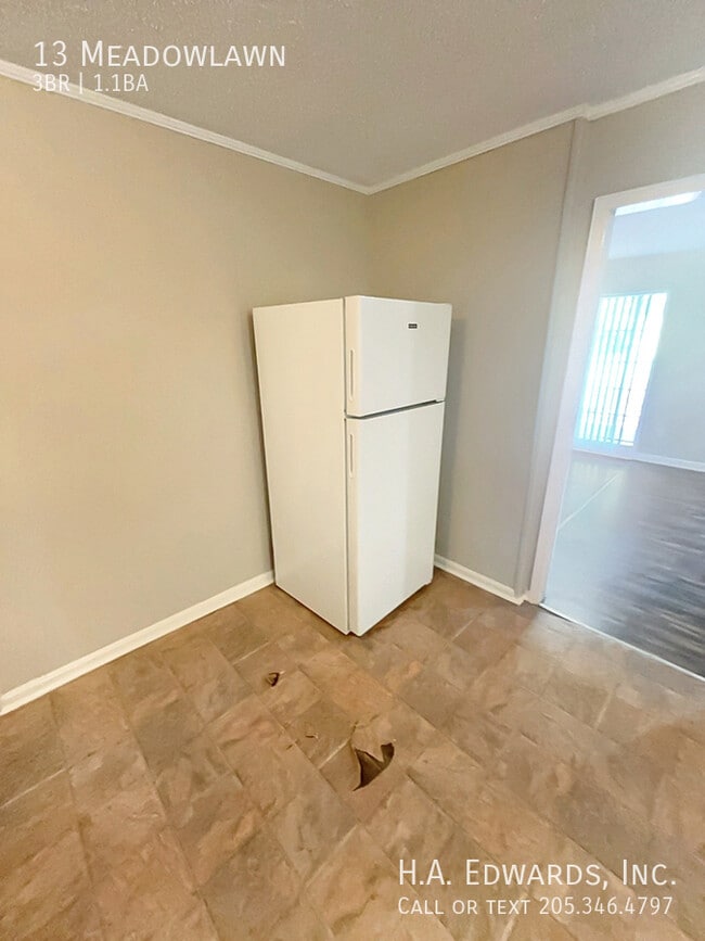 Building Photo - 13 Meadowlawn-