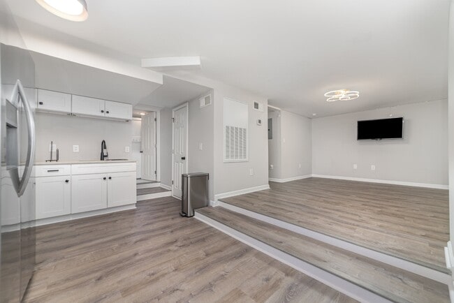 Building Photo - 6037 Ingleside Dr