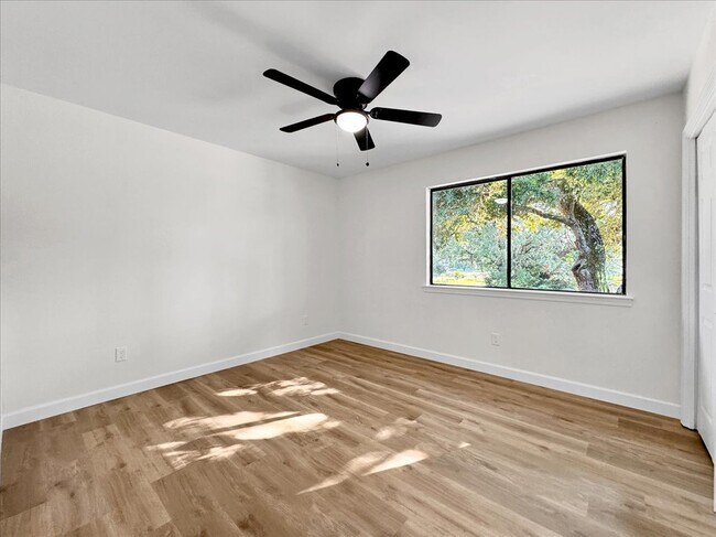 Building Photo - Flexible Lease Options! 2BR/2BA Townhome w...