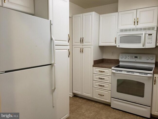 Building Photo - 3221 S Leisure World Blvd