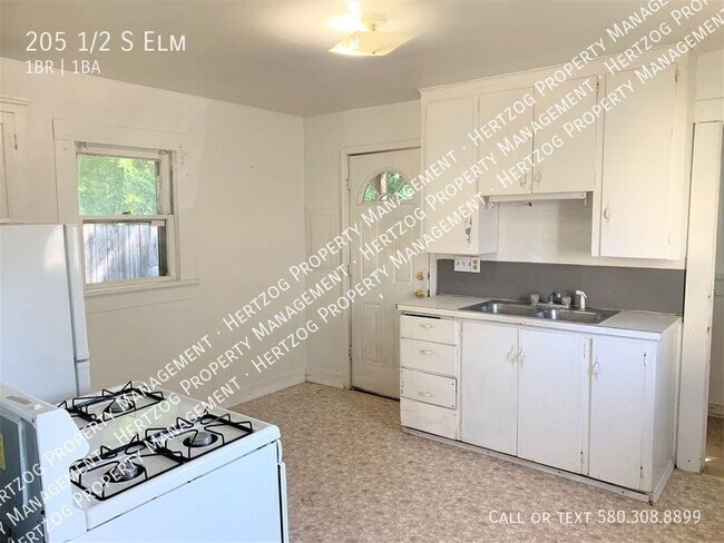 Building Photo - 205 1/2 S Elm-