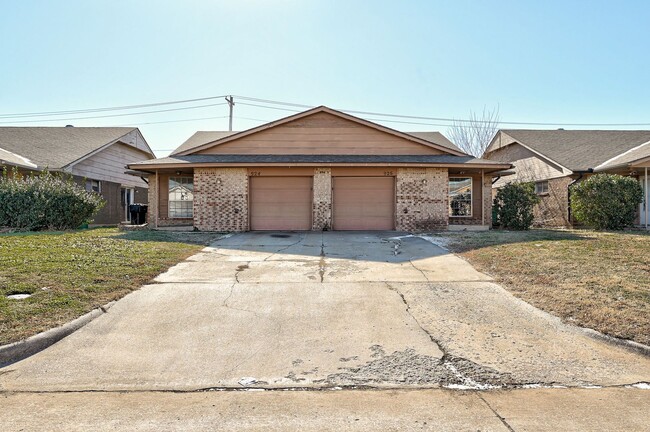 Building Photo - 924 SW 97th St Duplex