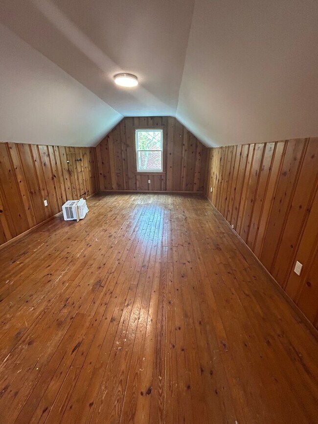 Building Photo - Spacious 4 bedroom 1 Bath Home with Tons o...