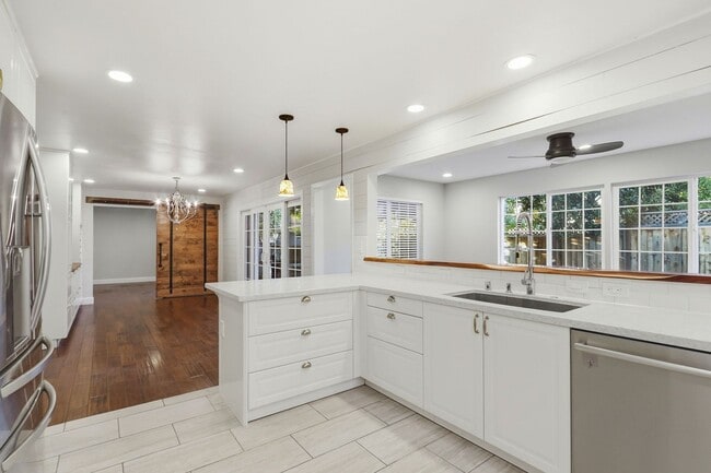 Building Photo - Santa Teresa 5-Bedroom 3-Bathroom Home