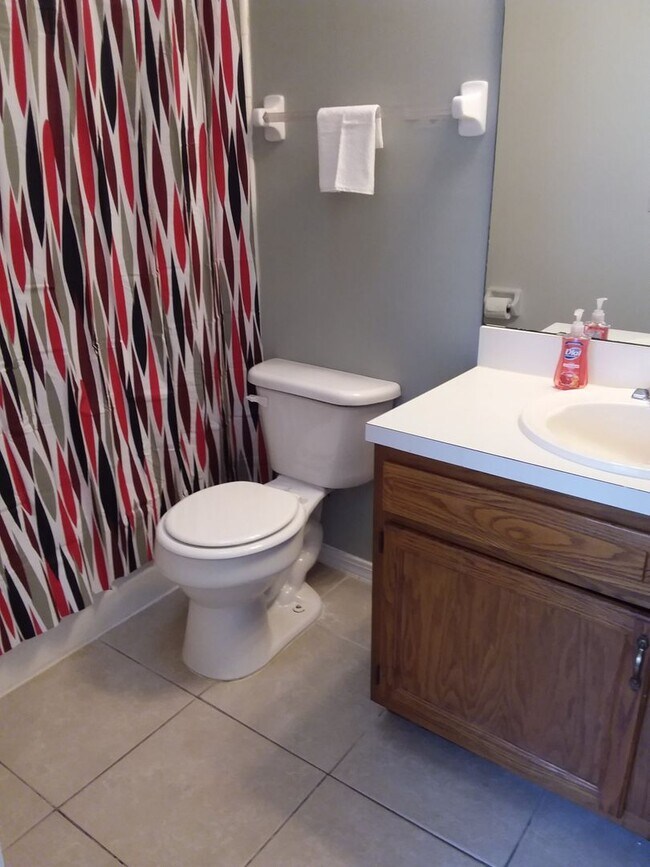 Building Photo - Lexington Square Townhome