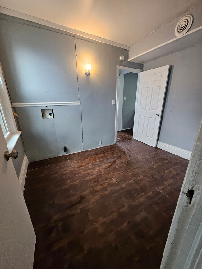 Building Photo - Upper 3 bedroom unit