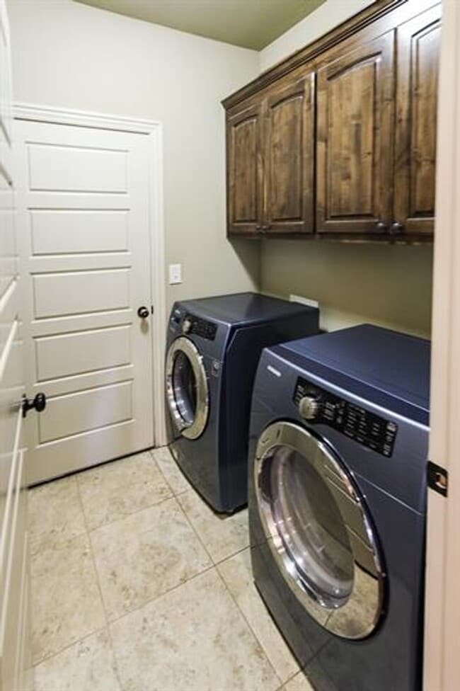 Building Photo - Gorgeous 2300+ feet house!