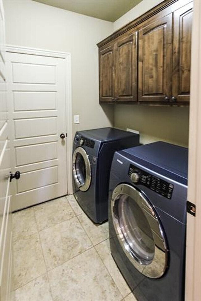 Building Photo - Gorgeous 4-Bedroom Home Ready to move in ASAP.