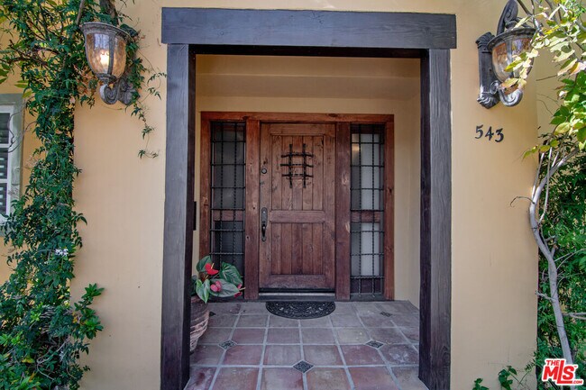 Building Photo - 543 N Las Palmas Ave