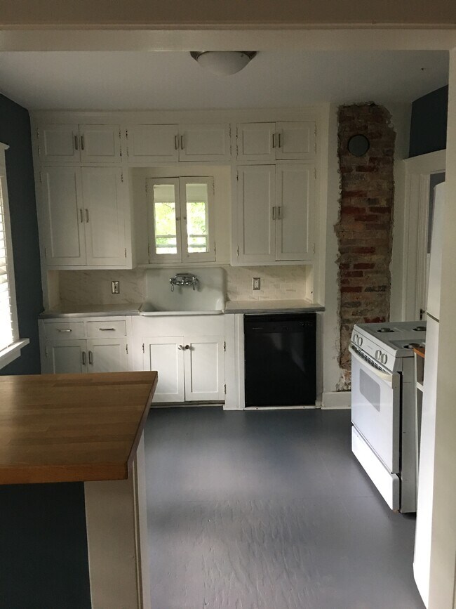 Building Photo - 1211 23rd Ave NE