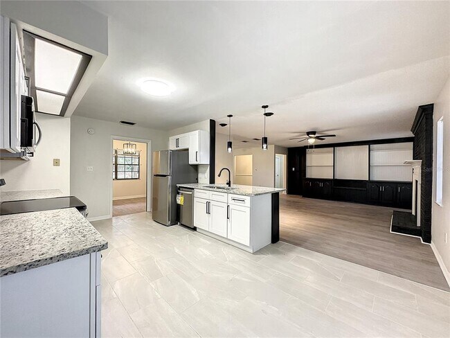 Building Photo - 722 W Alamo Dr