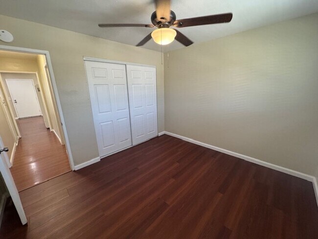Building Photo - Long Beach 2 bed 1.5 Bath Condo - Pool, Laundry, & Parking included!