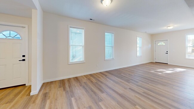 Building Photo - IMMACULATE - Clark / Fulton Area - 3 Bedro...