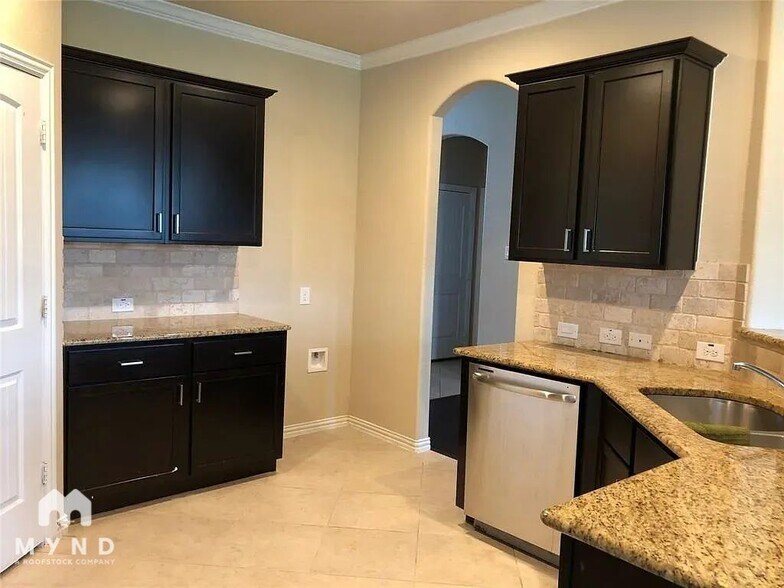 Building Photo - 5813 Valley Haven Way