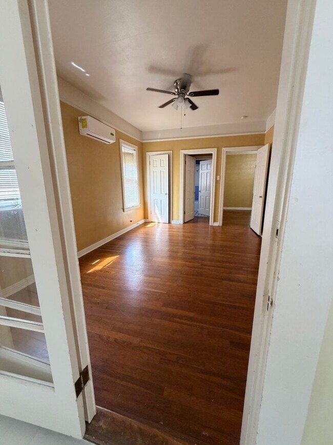 Building Photo - 268 E Lullwood Ave