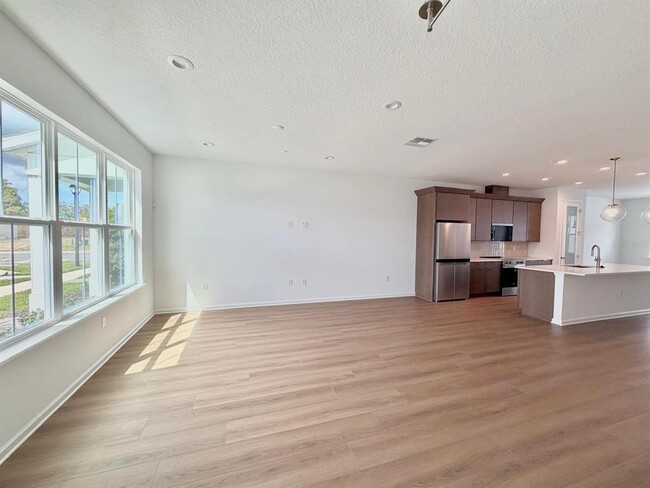 Building Photo - 1887 Pinecliff Dr