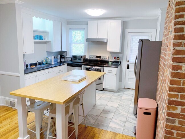 Building Photo - 3 Bed 2 Baths Grid home with fenced backya...