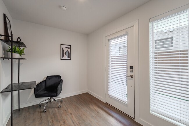 Building Photo - Modern Townhome with Dual Primary Suites & 2-Car Garage | Knox-Henderson / Lower Greenville