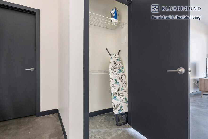 Building Photo - 1647 N Milwaukee Ave