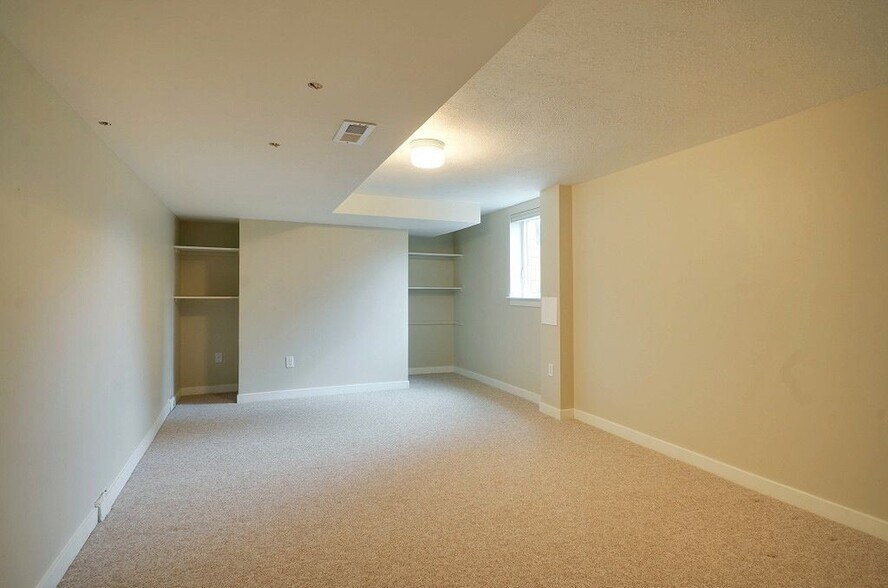 Building Photo - Remodeled Wedgewood Home!