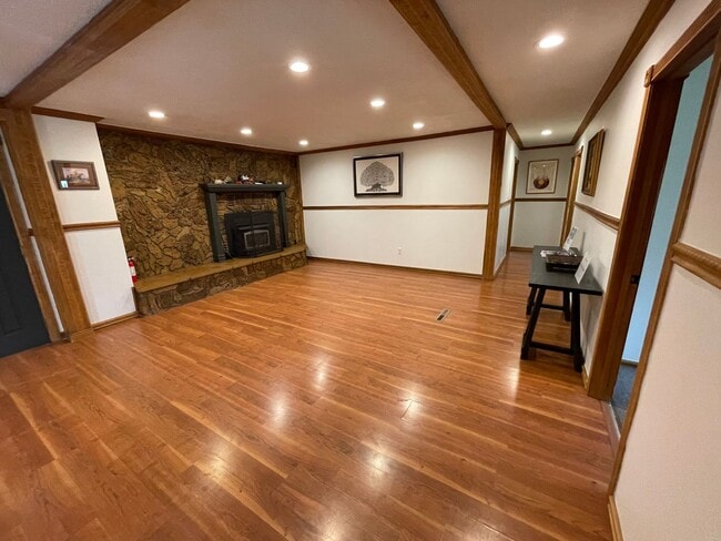 Building Photo - Spacious Single Level Ranch Style 4 Bed 2 ...