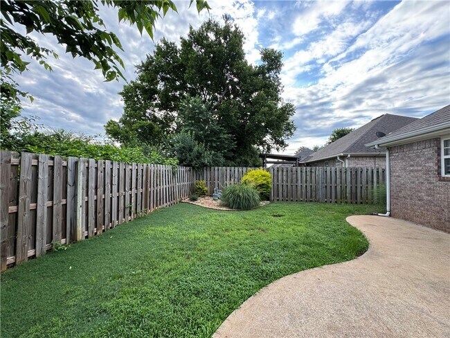 Building Photo - 3905 W Amour Dr
