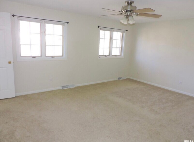 Room 2 (Master) - 2416 E Grandview Ave