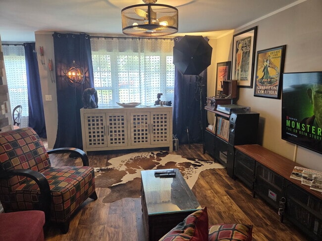 Building Photo - 1065 N Village Dr